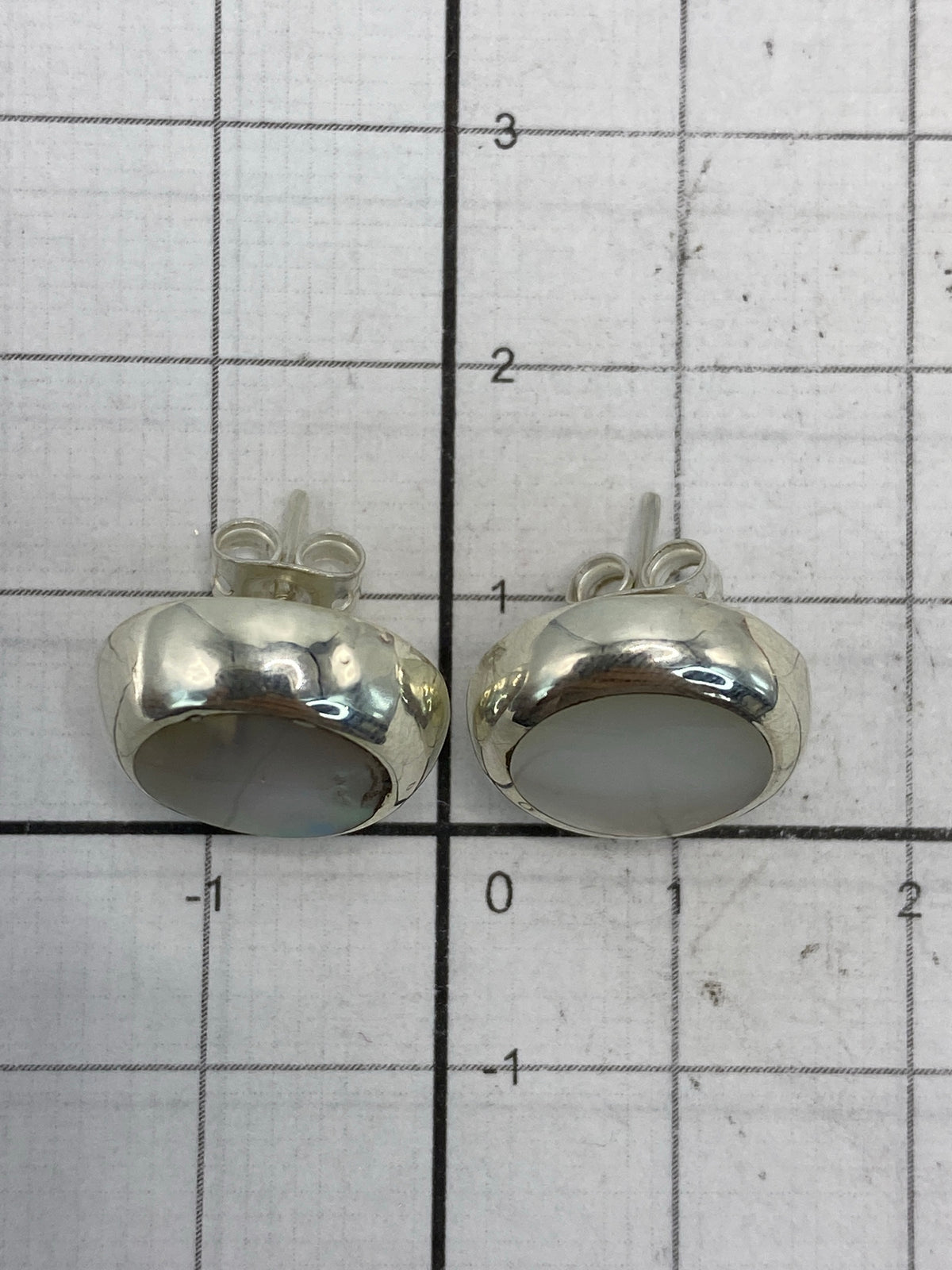 Comparación de tamaño de los aretes compactos en escala de centímetros