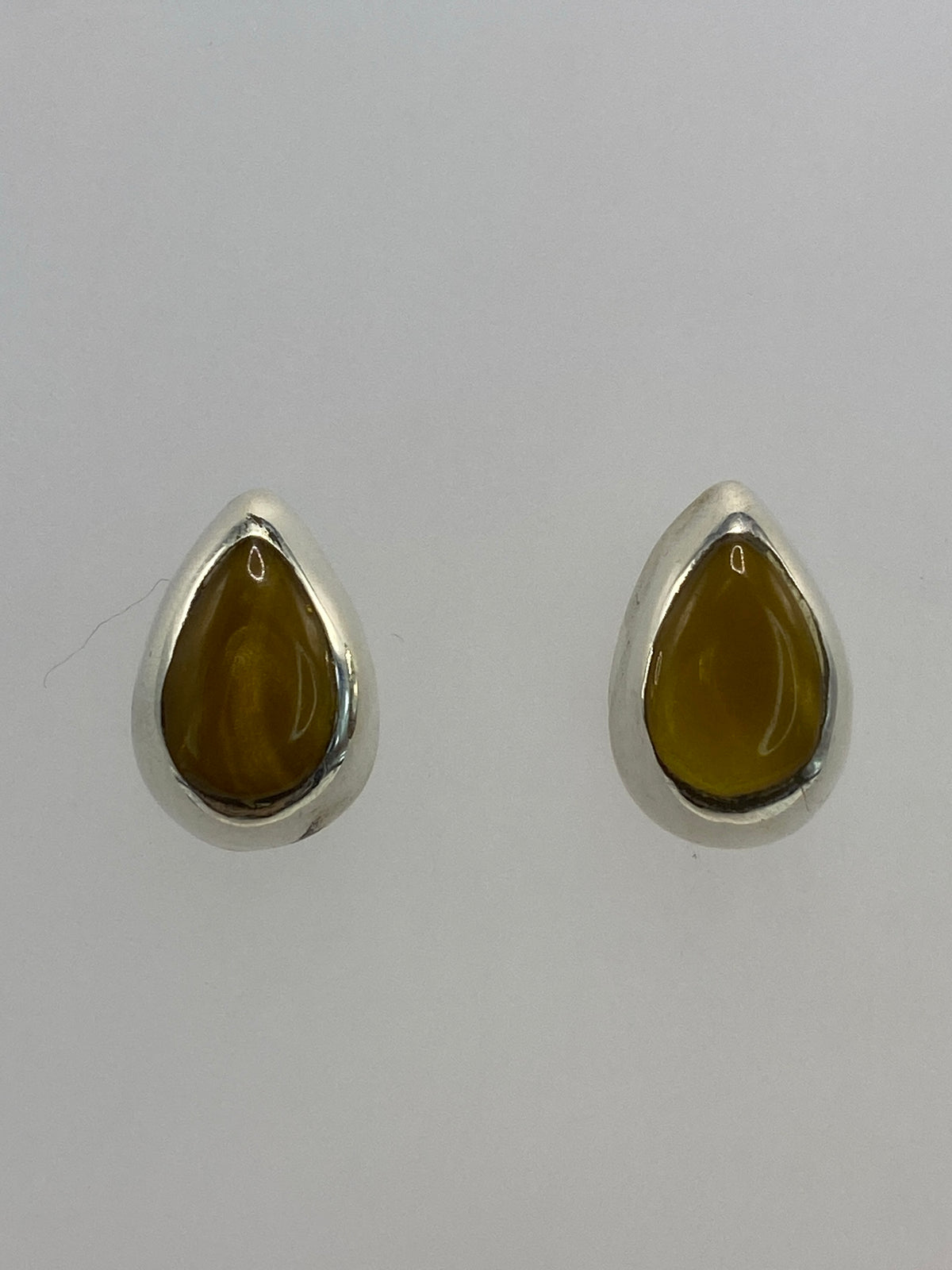 Par de aretes de plata 925 con piedra multicolor engastada, diseño gota