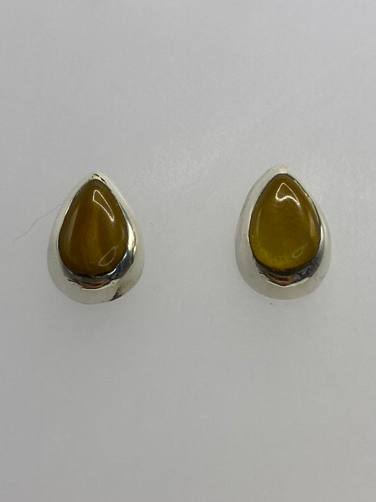 Vista frontal de los aretes con incrustación de piedra multicolor brillo