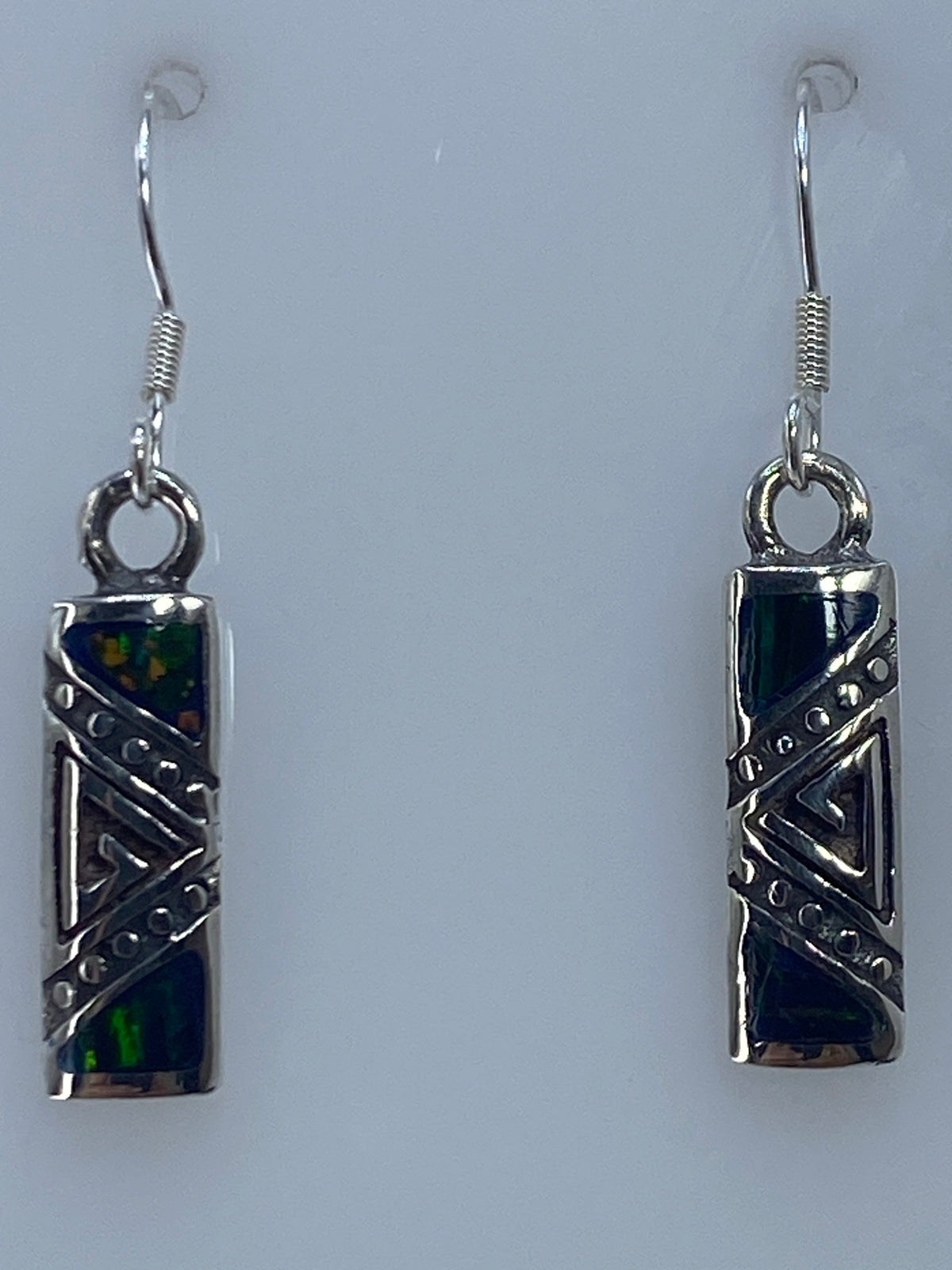 Aretes sobre regla milimetrada mostrando largo de 3.6 cm y ancho proporcional