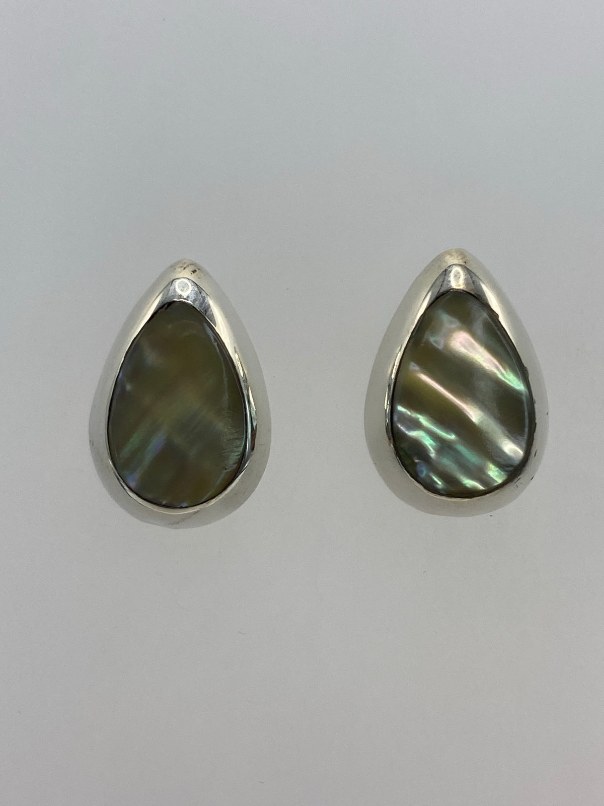 Par de aretes de plata con piedra multicolor, vista frontal sobre fondo blanco