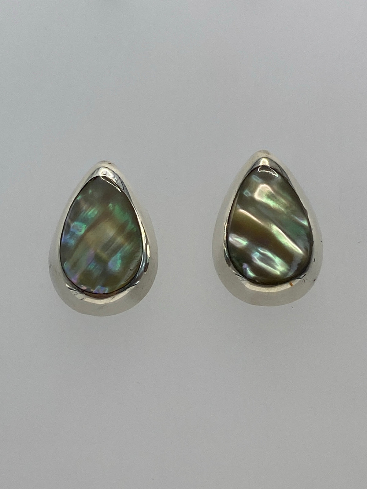 Aretes ligeros de plata 925 mostrando detalle de la incrustación de piedra