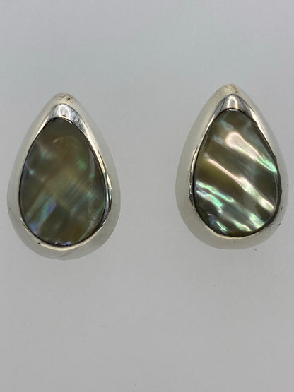 Vista lateral del par de aretes con piedra multicolor en plata Taxco