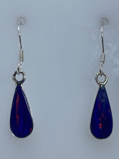 Par de aretes de plata con ópalo de fuego azul, 3 cm, colgando en fondo gris