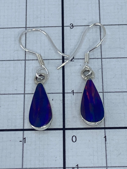Aretes sobre regla mostrando medida de 3 cm