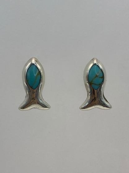 Par de aretes de plata 950 con turquesa azul cielo, tamaño minimalista, sobre fondo blanco