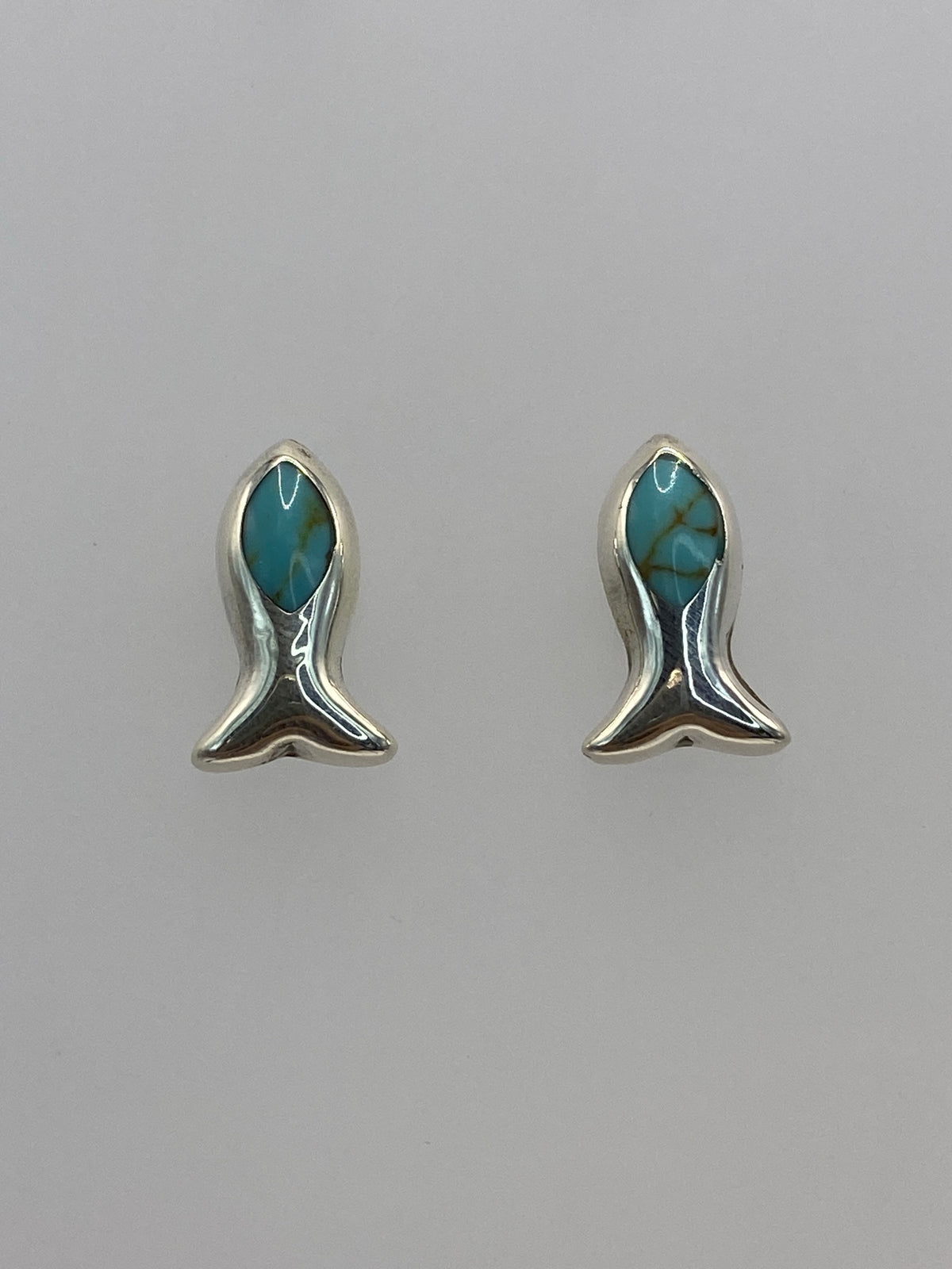 Detalle frontal: turquesa azul profundo engastada en plata pulida, Quinto 950 visible