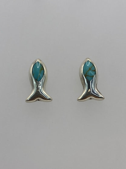 Detalle frontal: turquesa azul profundo engastada en plata pulida, Quinto 950 visible