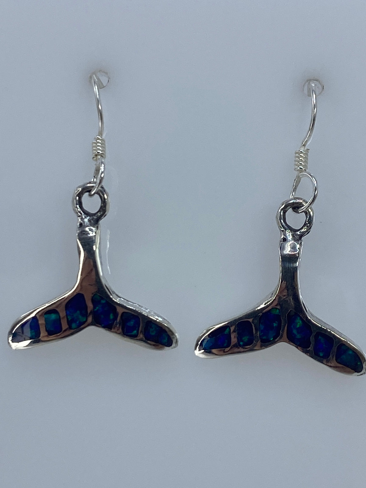 Dos aretes de Ópalo de Fuego lado a lado con gancho de plata visible