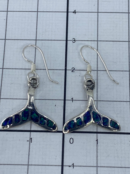 Aretes sobre escala de medición mostrando largo de 2.9 cm