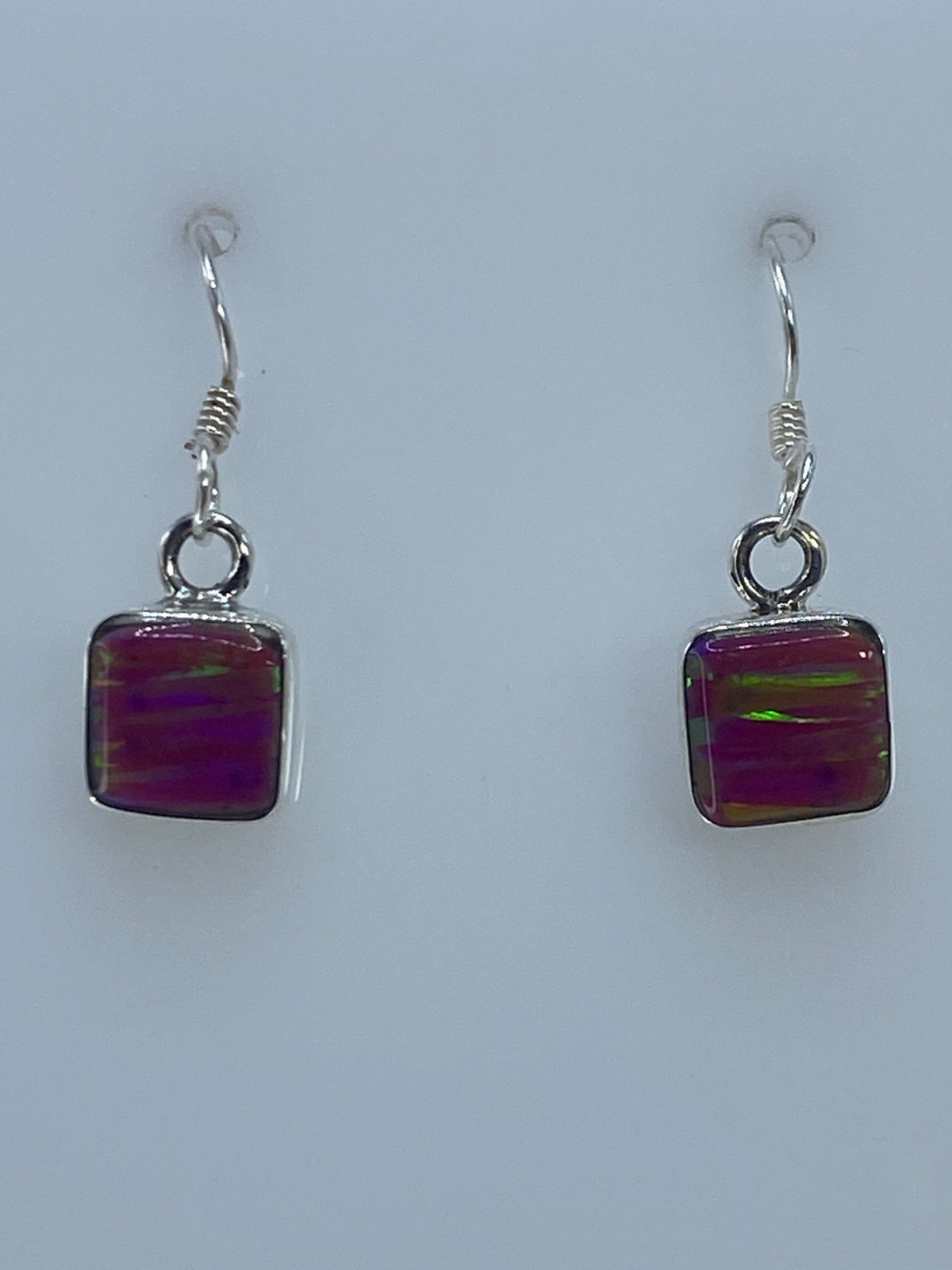 Par de aretes de plata con ópalo de fuego rosa, 2.1 cm de largo, colgando del gancho
