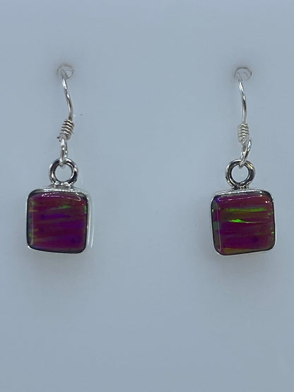 Par de aretes de plata con ópalo de fuego rosa, 2.1 cm de largo, colgando del gancho