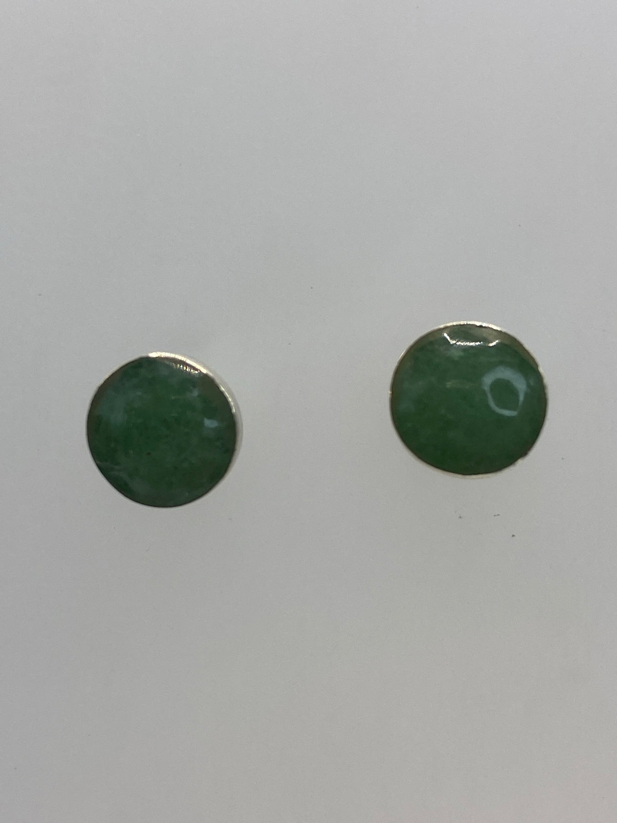 Par de aretes de plata 950 con piedra verde olivo engastada, vista frontal