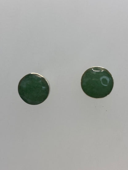 Par de aretes de plata 950 con piedra verde olivo engastada, vista frontal