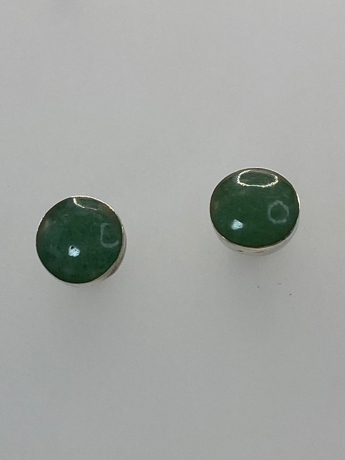 Detalle del engaste a mano de la piedra verde olivo en plata