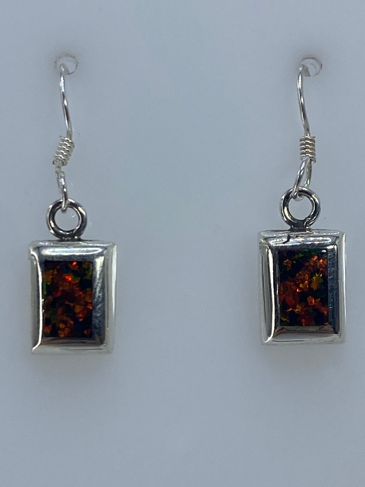 Par de aretes de plata 925 con ópalo de fuego multicolor, diseño rectangular minimalista