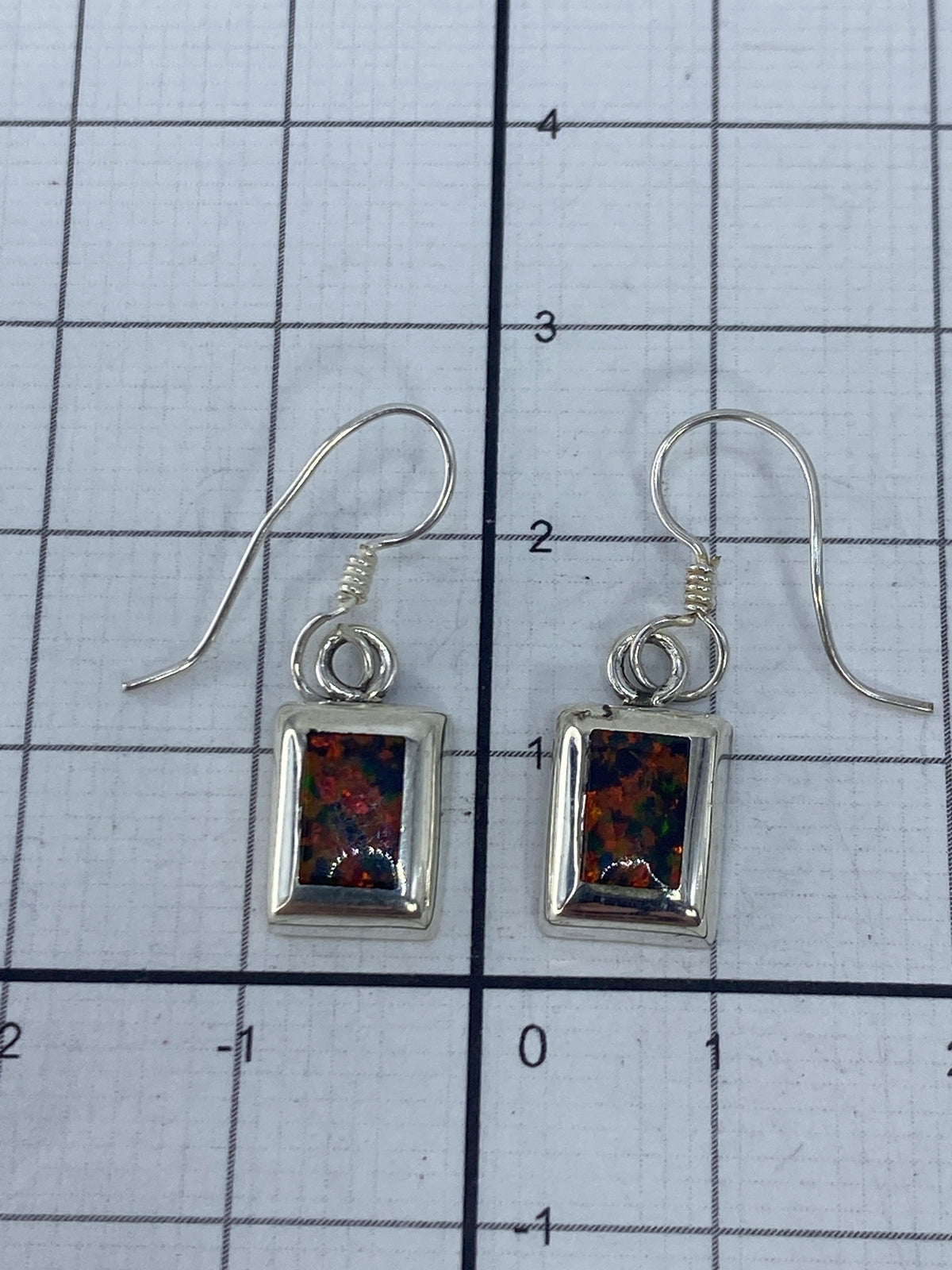 Aretes sobre fondo blanco con el Quinto 925 visible en la plata