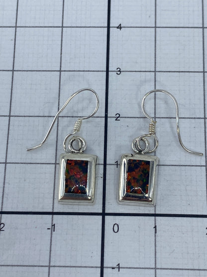 Aretes sobre fondo blanco con el Quinto 925 visible en la plata