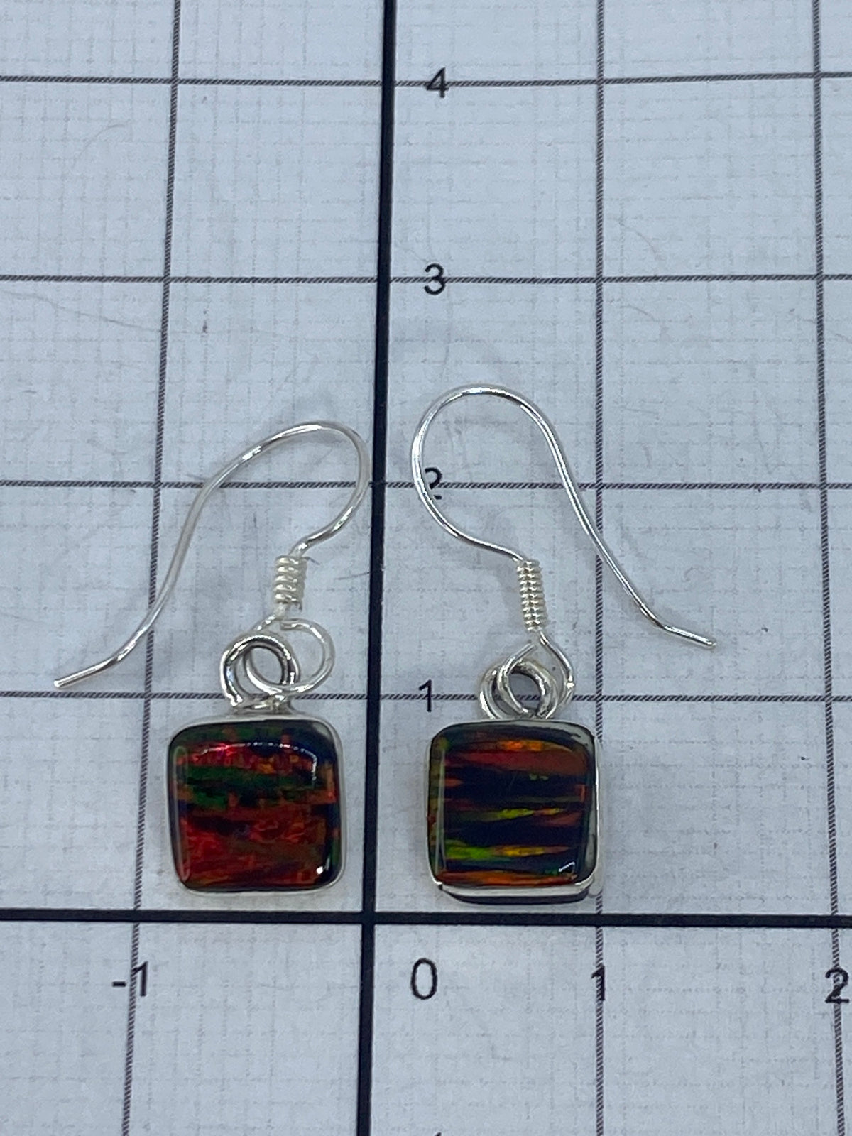 Aretes en escala de centímetros mostrando el tamaño de 3.3 cm