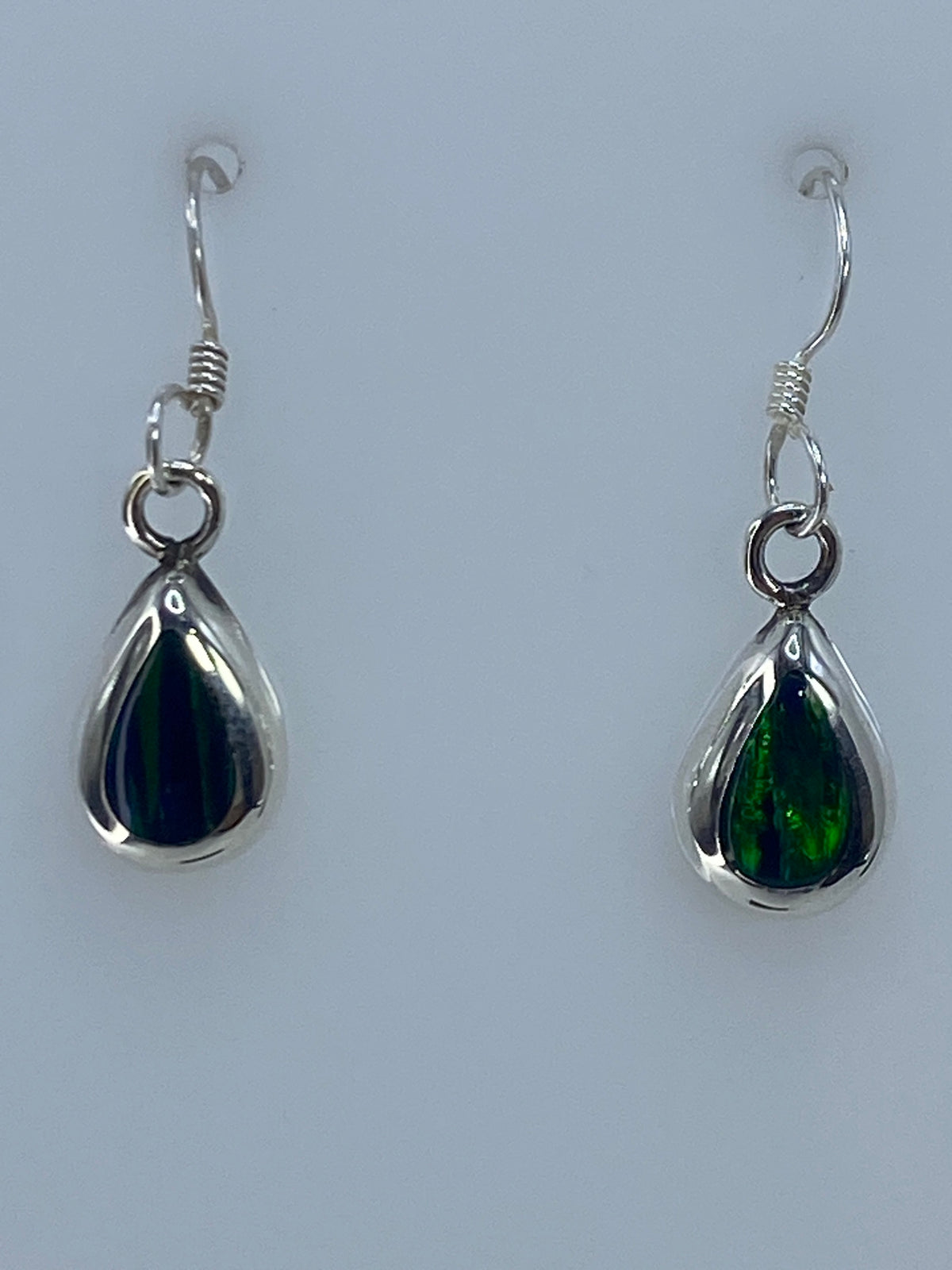 Par de aretes de plata con Opalo de Fuego verde, colgados lado a lado