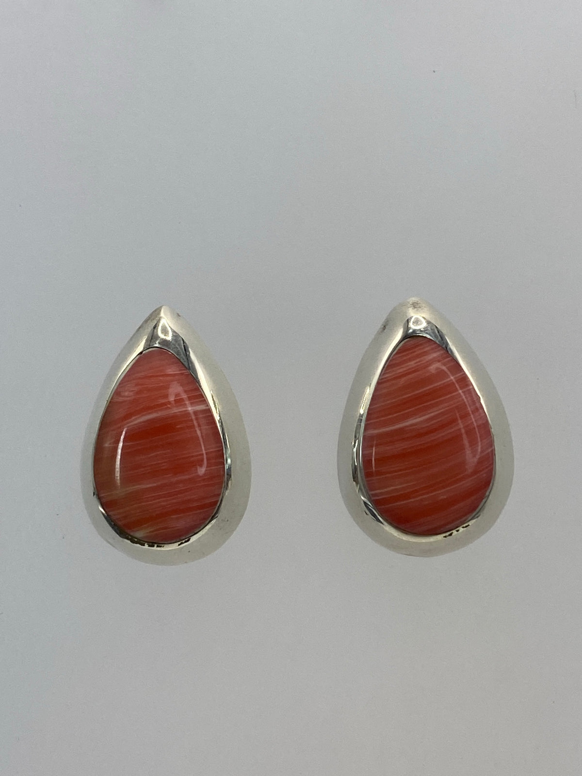 Aretes plata 925 con piedra multicolor, vista frontal del par en blanco