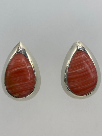 Aretes sobre regla centimétrica mostrando largo de 1.4 cm