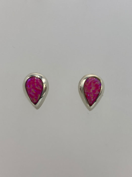 Aretes de plata 925 con ópalo de fuego rosa engastado a mano, en par sobre fondo blanco