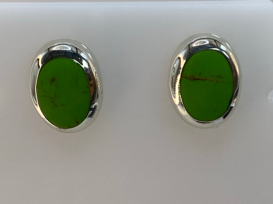 Par de aretes de plata 925 con piedra verde, vista frontal, ovalados y pulidos