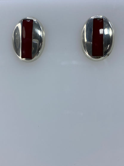 Aretes de plata delicados de 1.2 cm, detalle lateral del engaste