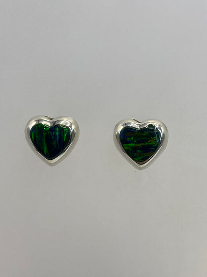 Par de aretes de plata 925 con opalo de fuego verde engastado a mano, sobre fondo blanco