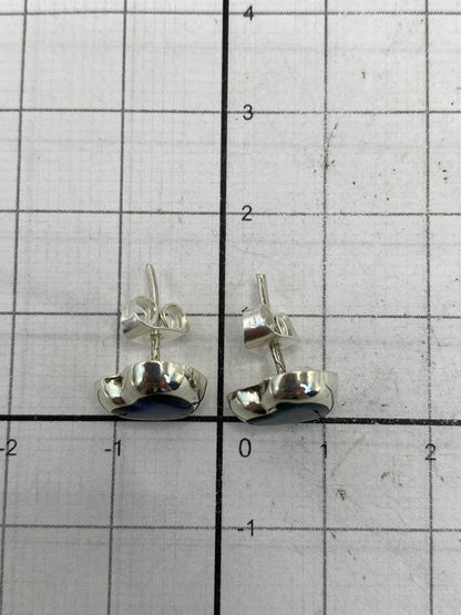Aretes sobre escala de medidas mostrando su tamaño compacto de 1.4 cm