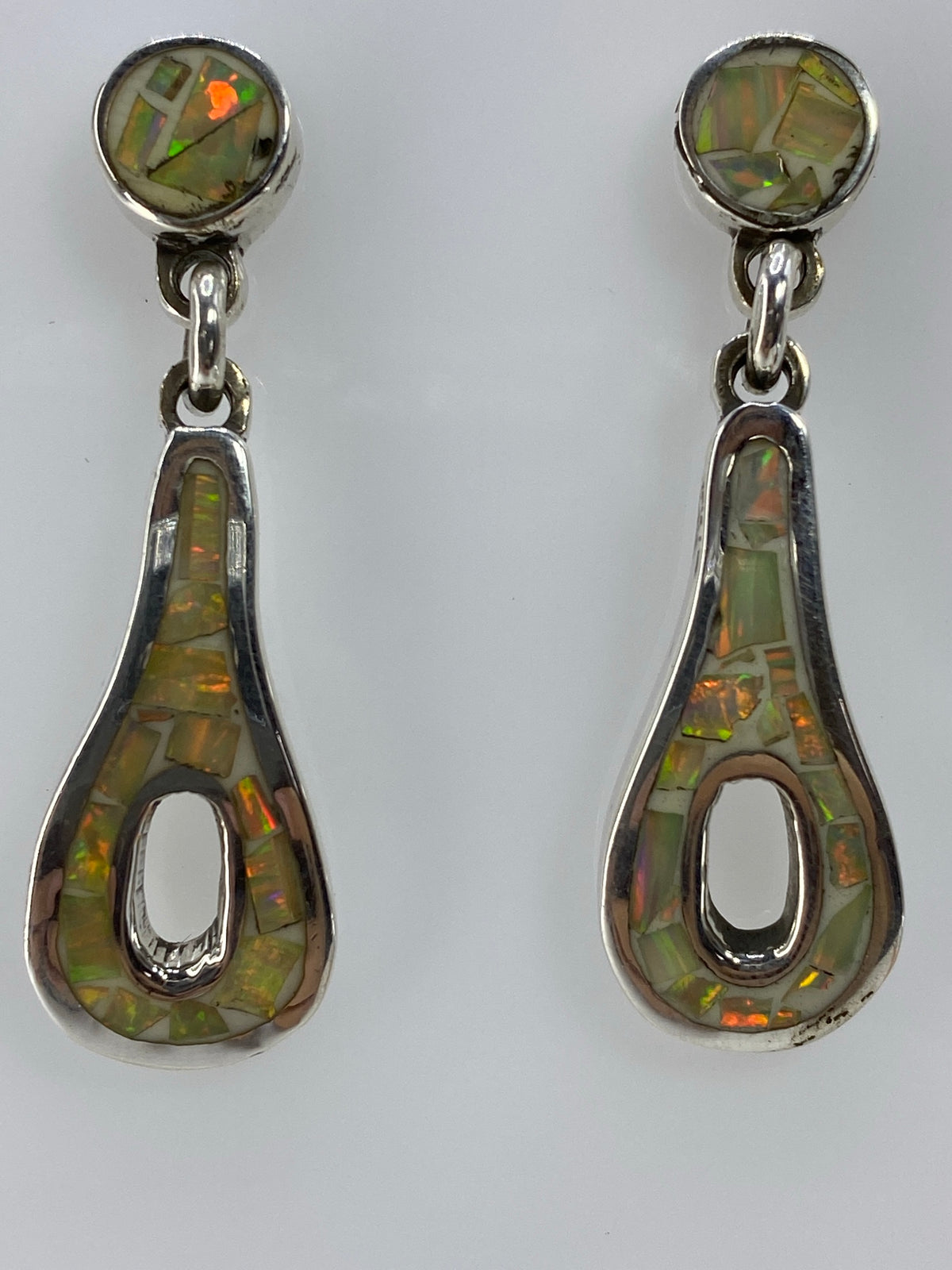 Aretes largos de plata 950 con reflejos naranja y verde del Ópalo de Fuego