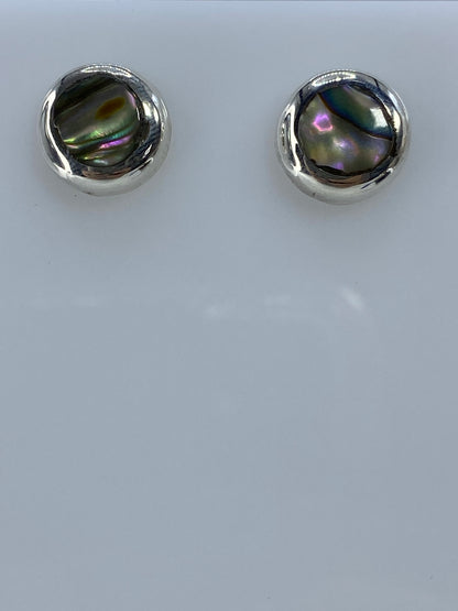Detalle de las piedras multicolor brillando en los aretes de plata