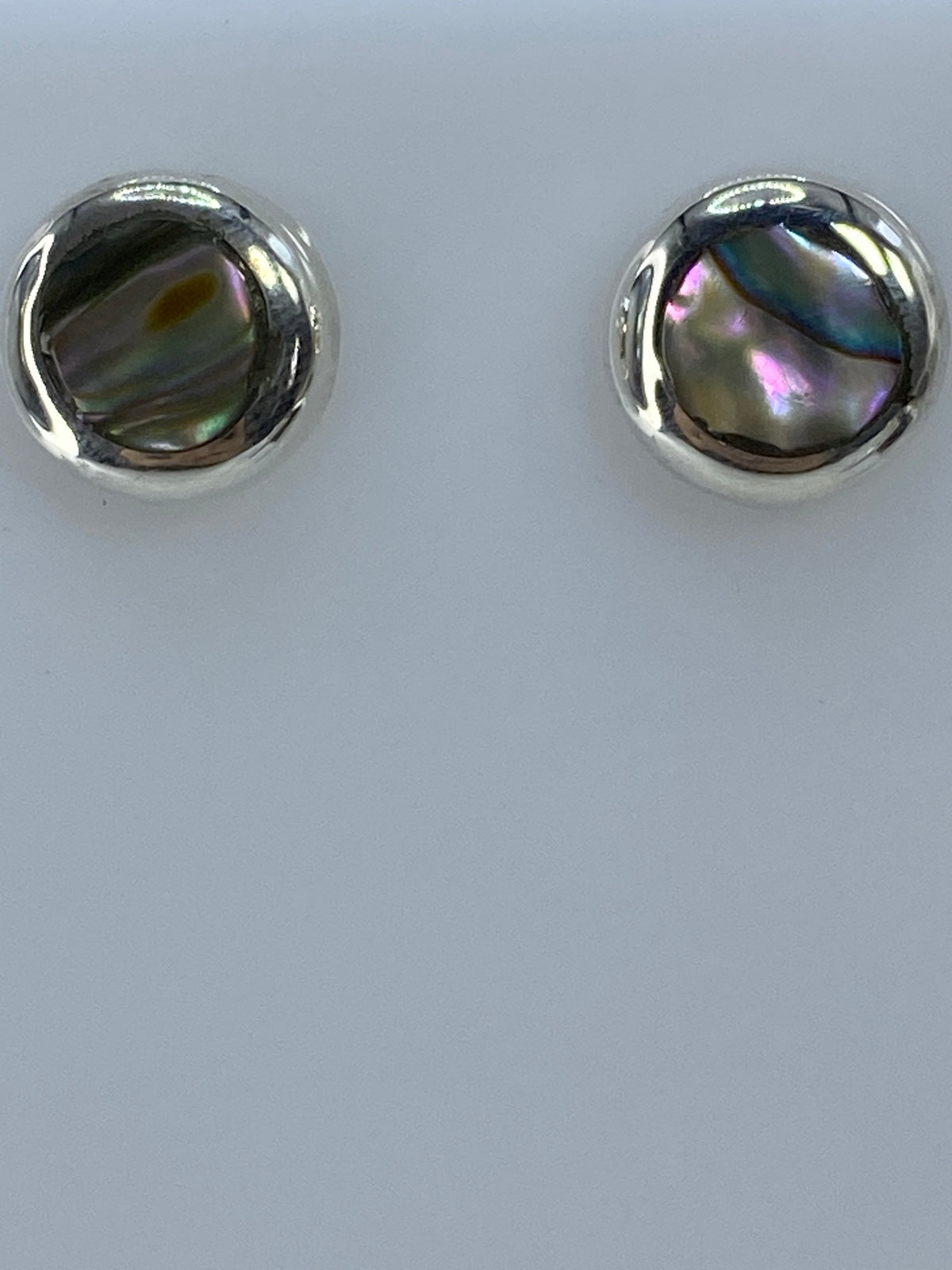 Aretes en escala con regla, mostrando largo de 1.2 cm