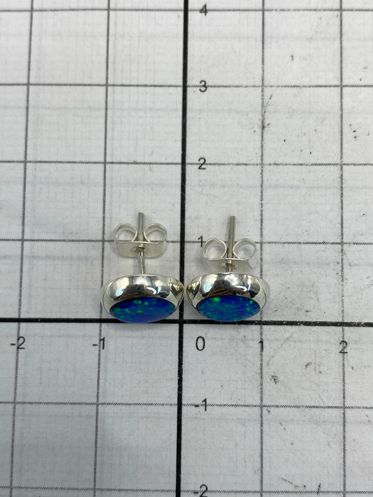 Arete sobre escala para referencia de tamaño — 1.3 cm de largo