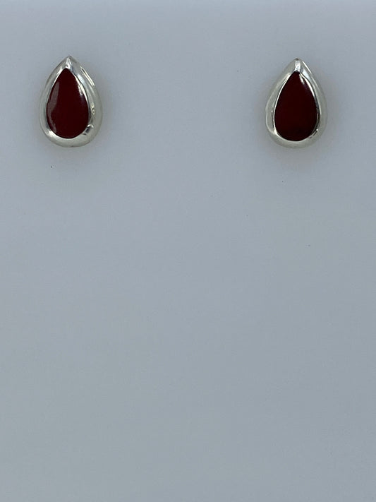 Par de aretes de plata 925 con piedra engastada a mano, 1.1 cm de largo, sobre fondo gris