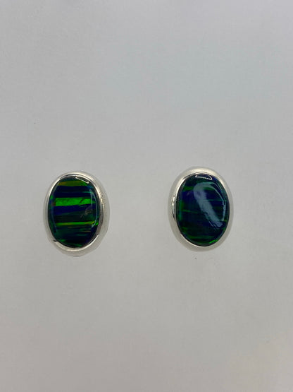 Par de aretes de plata 925 con ópalo de fuego verde engastado a mano, vista frontal
