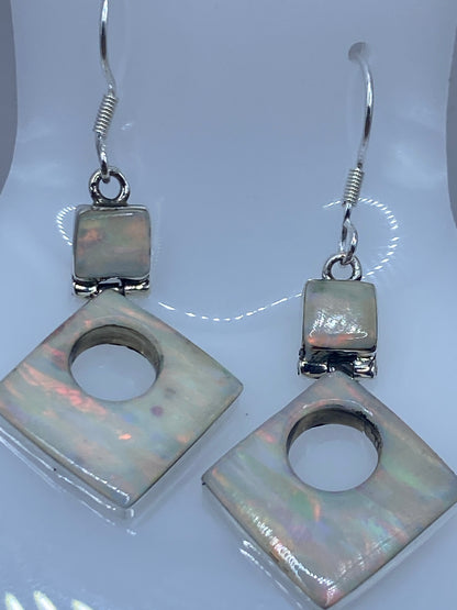 Aretes sobre escala mostrando peso de 3 gramos y marca del Quinto 950