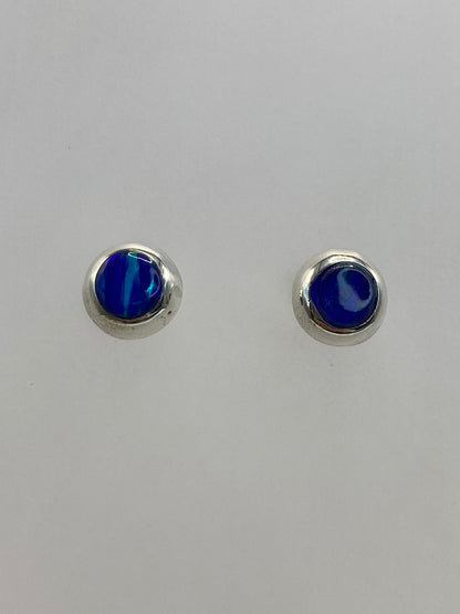 Detalle del ópalo de fuego azul engastado en los aretes de Taxco