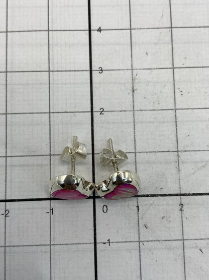 Aretes sobre fondo blanco mostrando el reflejo rosa del Ópalo