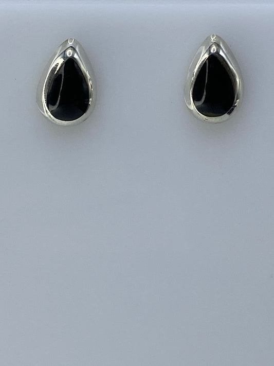 Par de aretes de plata con piedra negra engastada, vista frontal sobre fondo blanco