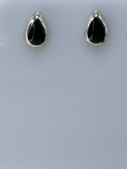 Detalle lateral de arete de plata 925 con incrustación de piedra negra