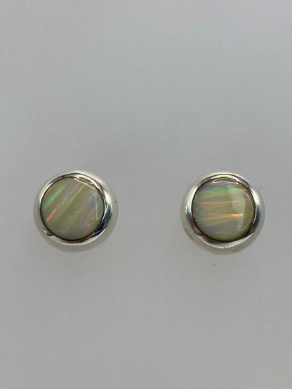 Detalle del engaste a mano del ópalo en los aretes de plata 925