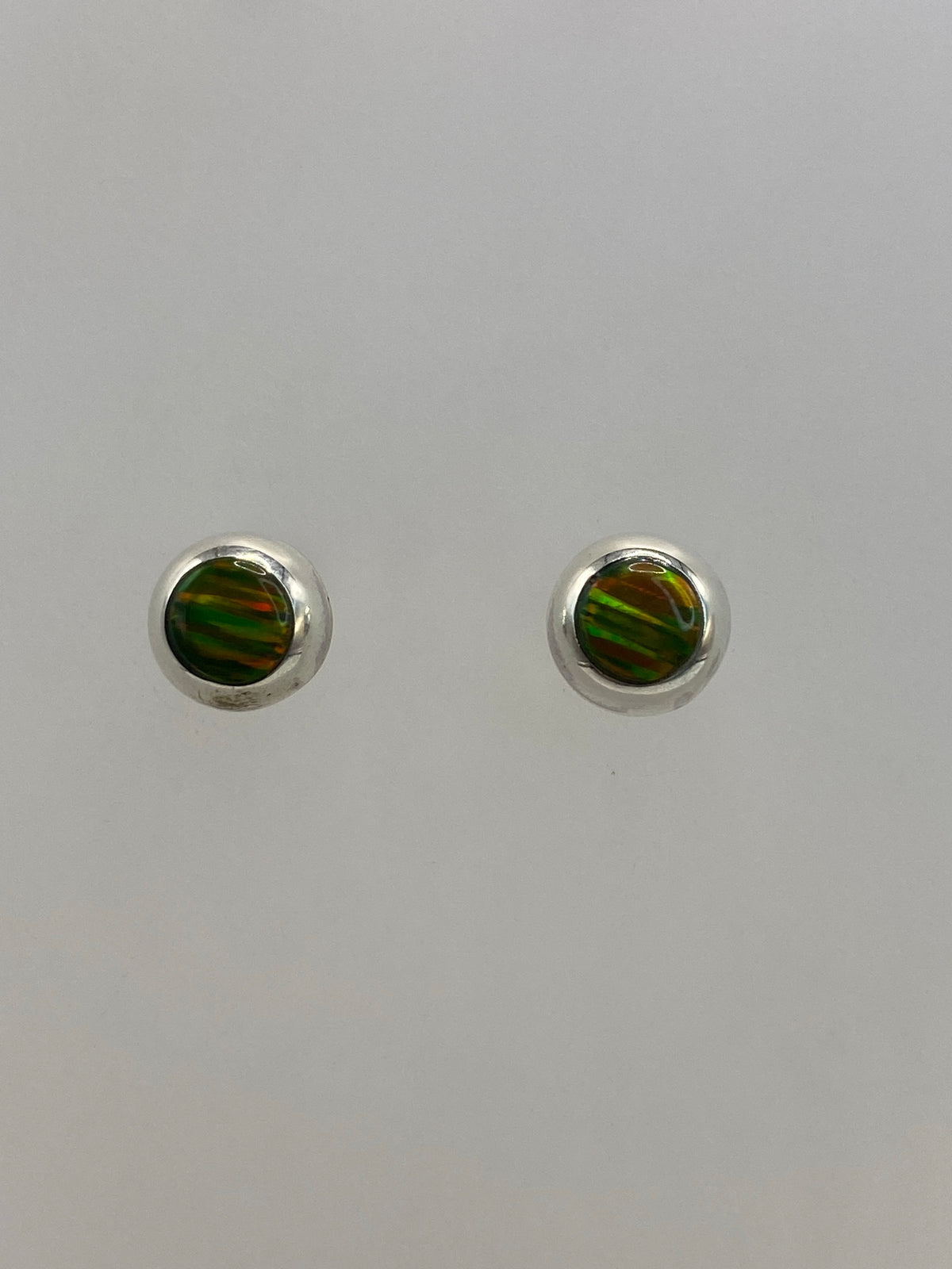 Aretes de plata 925 con ópalo de fuego verde olivo engastado a mano — par completo