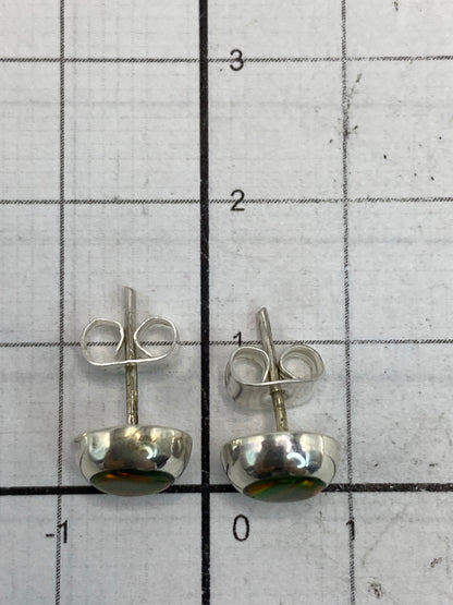 Aretes de ópalo fuego de Taxco sobre fondo blanco mostrando el Quinto 925