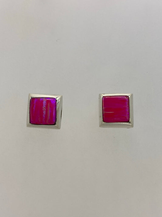 Detalle del ópalo de fuego rosa engastado en plata, mostrando los reflejos cálidos