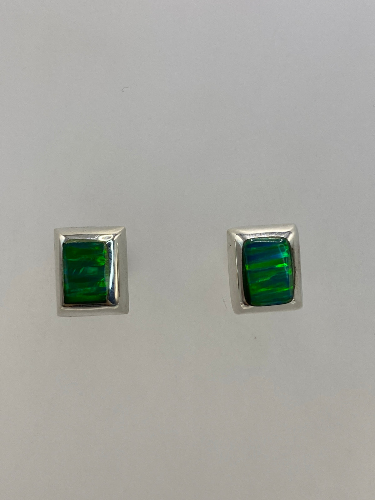Aretes de plata 925 con ópal de fuego verde engastado a mano en par