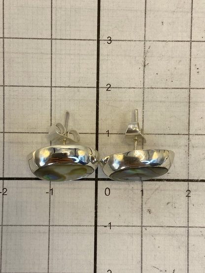 Aretes colocados en escala de centímetros para mostrar su tamaño de 1.4 cm
