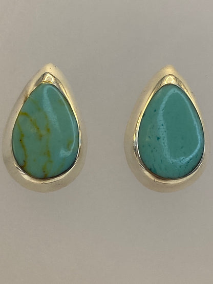Detalle de las turquesas multicolor y el engaste a mano en plata