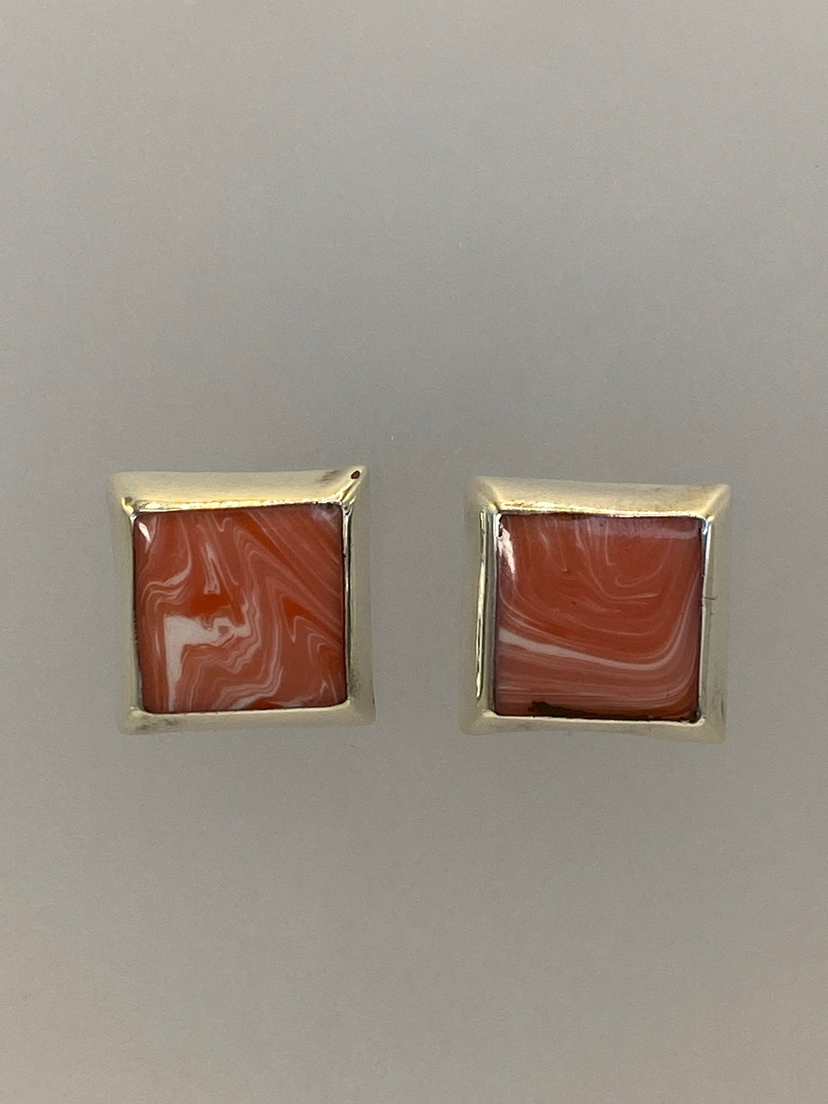 Aretes de plata incrustados con piedra multicolor, primer plano del diseño cuadrado